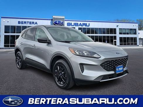 Used 2022 Ford Escape SE w/ Cold Weather Package AWD/4WD image 1