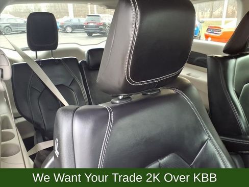 Used 2023 Chrysler Pacifica Touring-L image 25