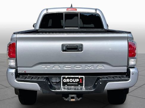 Used 2017 Toyota Tacoma TRD Sport w/ Premium & Technology Package AWD/4WD image 4