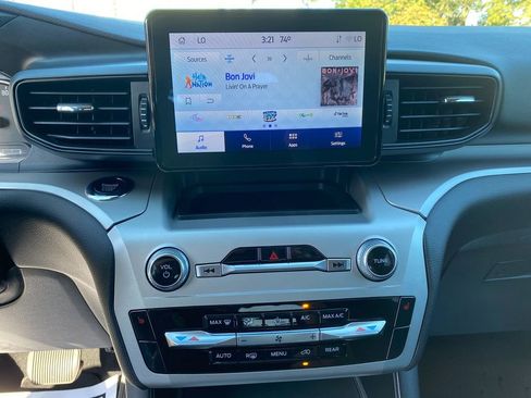 Used 2022 Ford Explorer XLT image 20