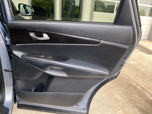 Used 2019 Kia Sorento L FWD image 17