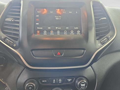 Used 2019 Jeep Cherokee Latitude w/ Popular Appearance Group FWD image 20