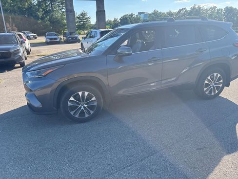 Used 2021 Toyota Highlander XLE FWD image 13
