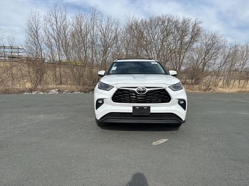 Used 2023 Toyota Highlander XLE image 2