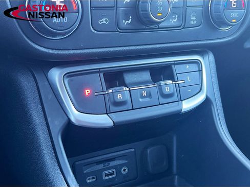 Used 2024 GMC Terrain SLT image 21