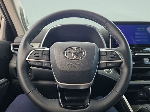 Used 2025 Toyota Highlander Limited AWD/4WD image 30