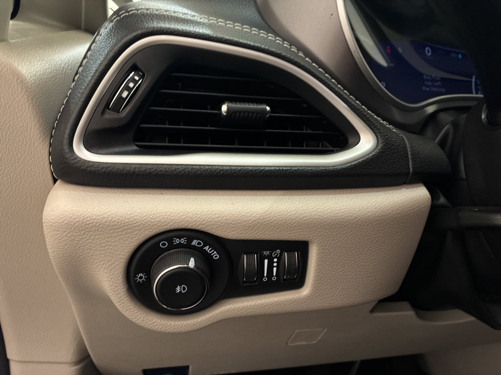 Used 2024 Chrysler Pacifica Limited FWD image 27