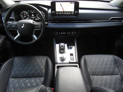 Used 2024 Mitsubishi Outlander 4WD Plug-In Hybrid image 35