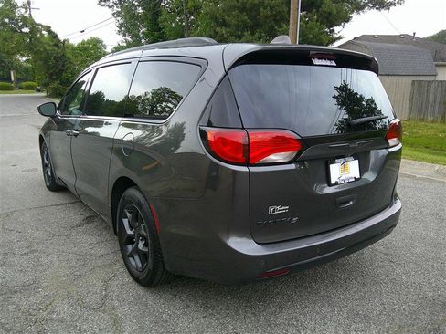 Used 2018 Chrysler Pacifica Touring-L Plus w/ S Appearance Package FWD image 3