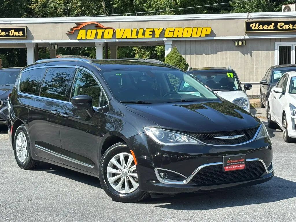 Used 2019 Chrysler Pacifica Touring-L FWD image 1