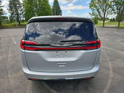 Used 2023 Chrysler Pacifica Touring-L FWD image 5