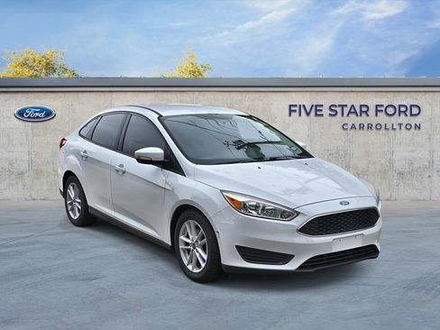 Used 2017 Ford Focus SE FWD image 1