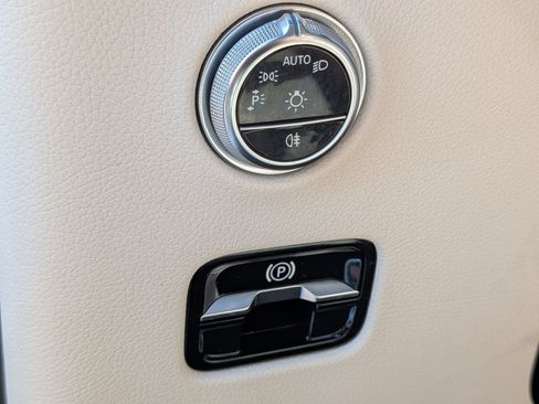 Used 2023 Mercedes-Benz GLC 300 4MATIC w/ Exclusive Trim Package image 17