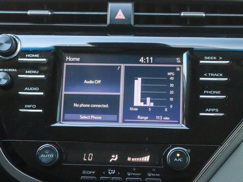 Used 2018 Toyota Camry SE FWD image 12