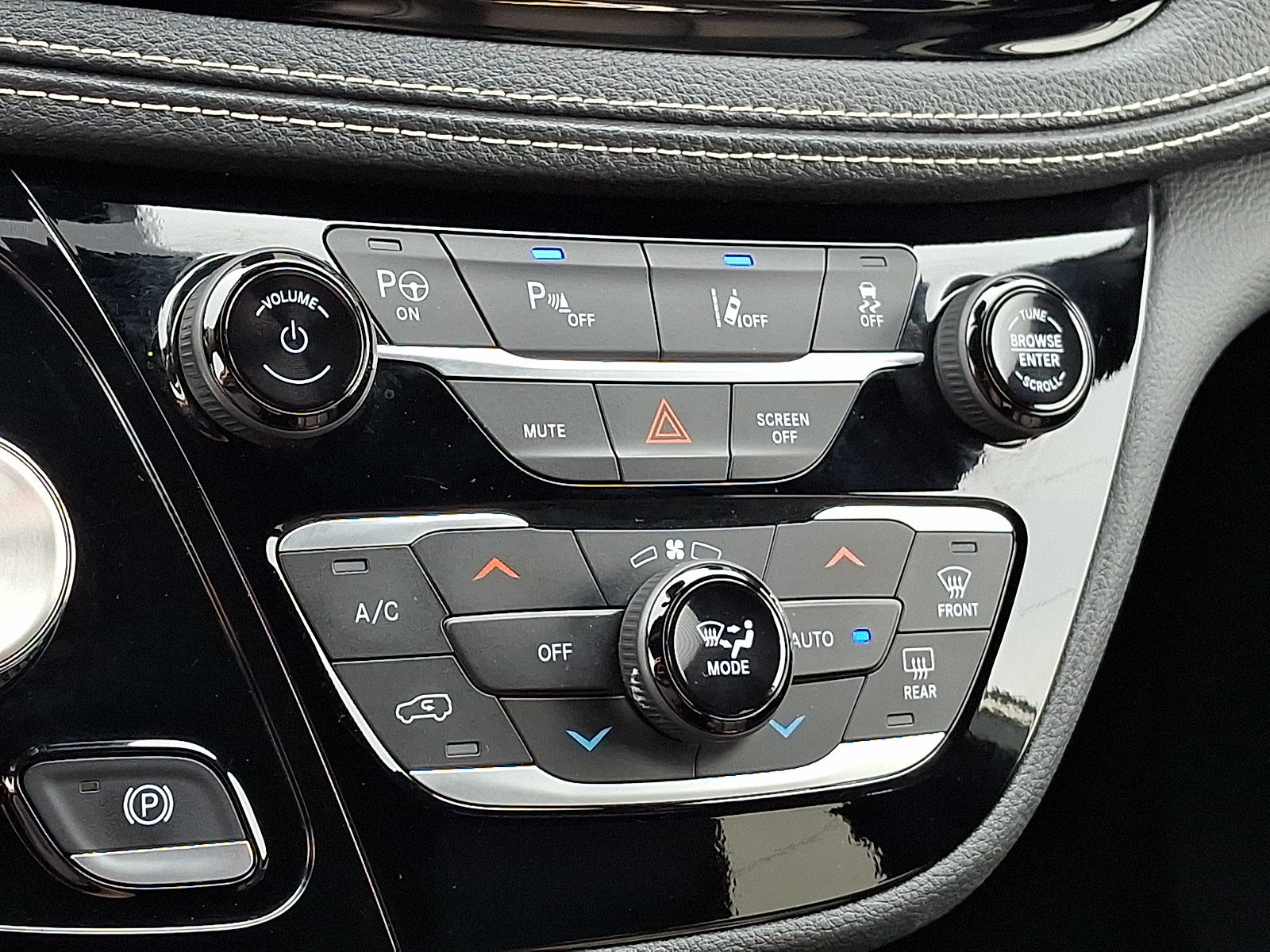 Used 2024 Chrysler Pacifica Limited FWD image 16