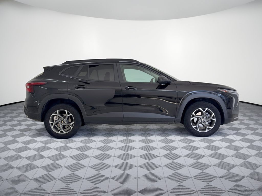 Used 2025 Chevrolet Trax LT w/ LT Convenience Package FWD image 8