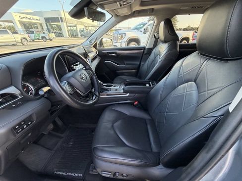 Used 2021 Toyota Highlander Platinum FWD image 17