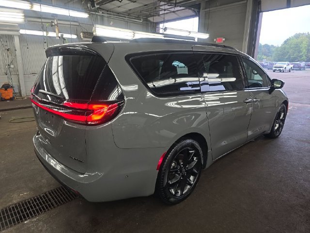 Used 2025 Chrysler Pacifica Limited FWD image 3