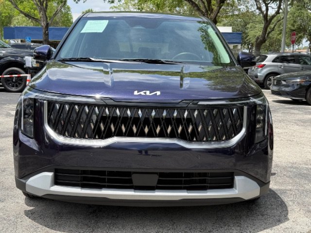 Used 2025 Kia Carnival FWD image 2