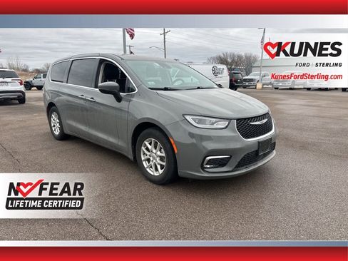 Used 2023 Chrysler Pacifica Touring-L image 1