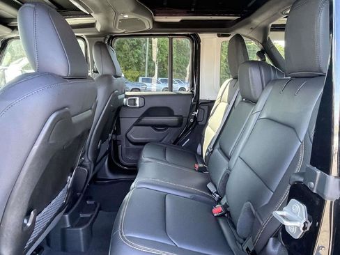 New 2025 Jeep Wrangler Unlimited Sahara w/ Technology Group AWD/4WD image 19