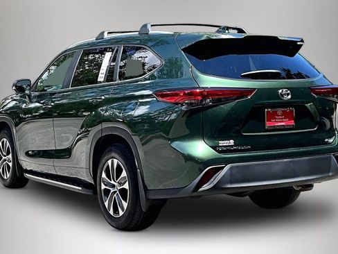 Used 2023 Toyota Highlander XLE FWD image 4