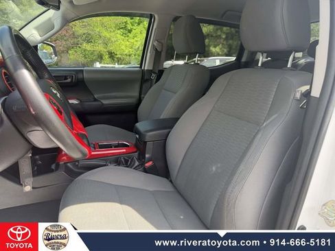 Used 2018 Toyota Tacoma SR5 AWD/4WD image 11