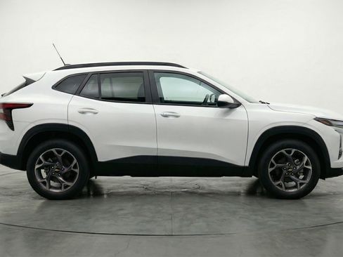 Used 2025 Chevrolet Trax LT w/ LT Convenience Package image 11