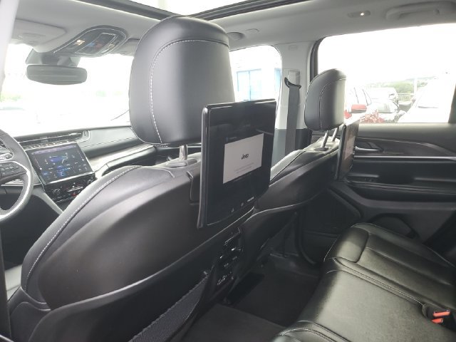 Used 2023 Jeep Grand Cherokee Limited w/ Luxury Tech Group II AWD/4WD image 16