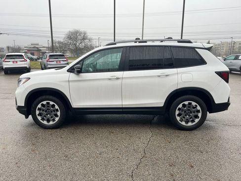 Used 2024 Honda Passport TrailSport image 2