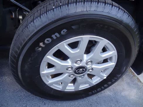 Used 2025 Toyota Tacoma SR5 AWD/4WD image 16