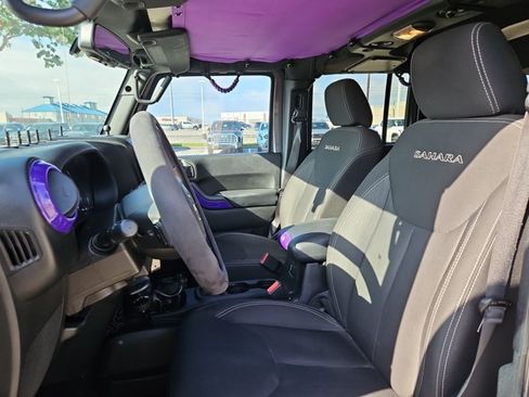 Used 2016 Jeep Wrangler Unlimited Sahara w/ Connectivity Group AWD/4WD image 15