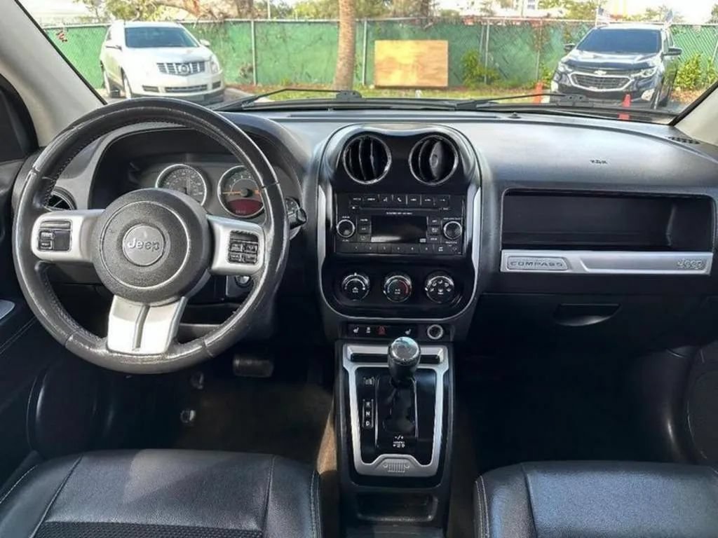 Used 2016 Jeep Compass Latitude FWD image 33