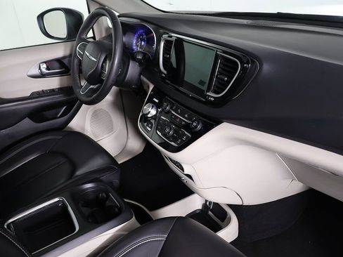 Used 2023 Chrysler Pacifica Touring-L image 25