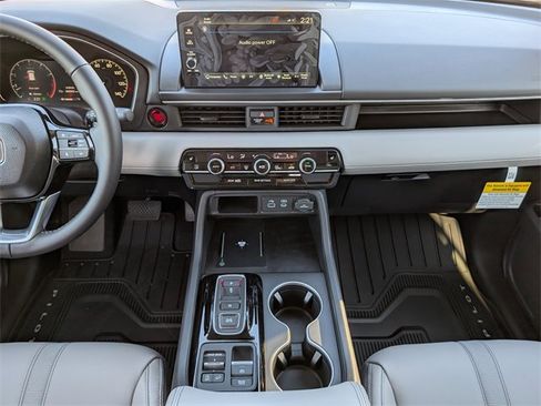 New 2025 Honda Pilot Touring image 7