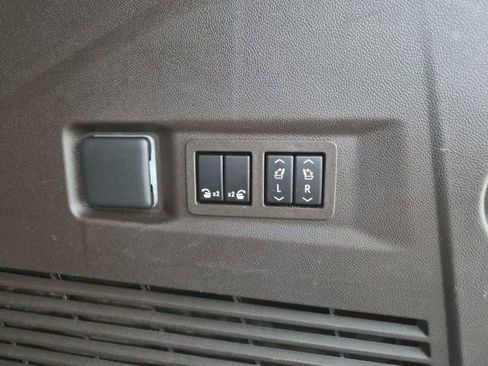 Used 2022 GMC Yukon Denali w/ Denali Premium Package image 9