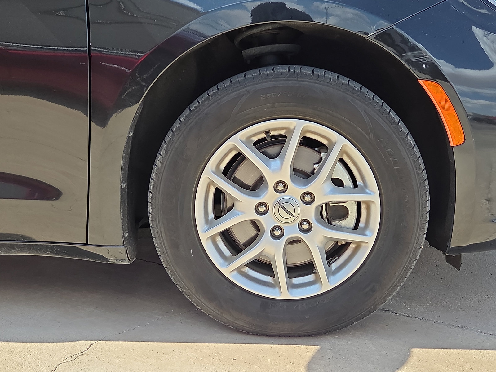 Used 2023 Chrysler Pacifica Touring-L FWD image 7