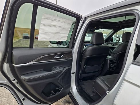 New 2025 Jeep Grand Cherokee Limited image 25