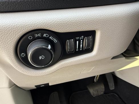 Used 2023 Chrysler Pacifica Touring-L image 22