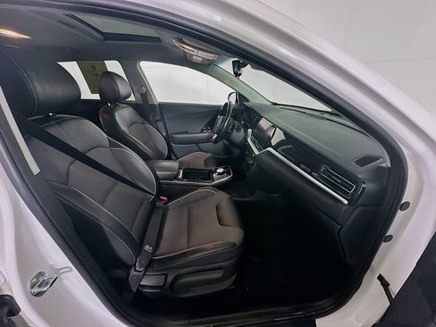 Used 2022 Kia Niro EX image 33