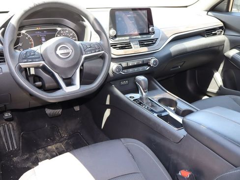 Used 2025 Nissan Altima 2.5 SV FWD image 4