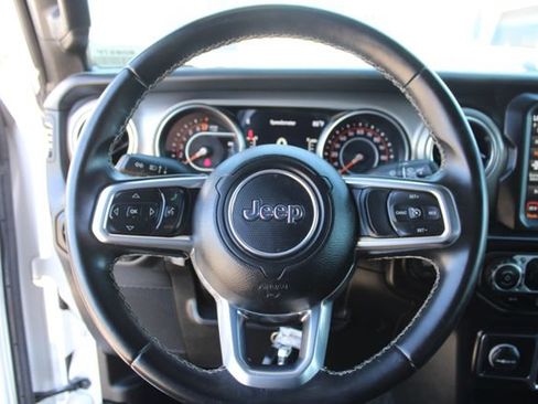 Used 2022 Jeep Wrangler Unlimited Sahara AWD/4WD image 16