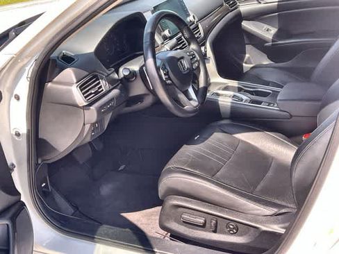Used 2018 Honda Accord Touring image 3