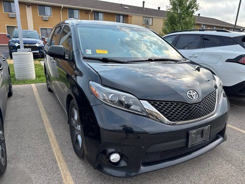 Used 2015 Toyota Sienna SE FWD image 2