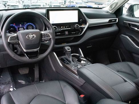 Used 2024 Toyota Highlander Limited image 23