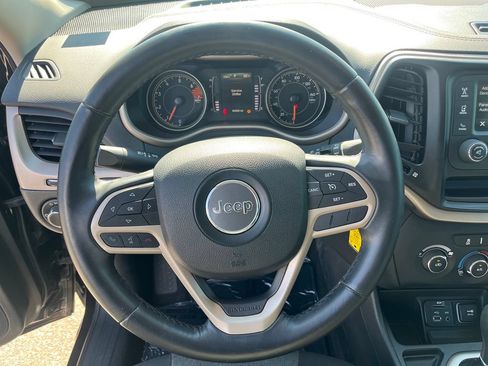 Used 2017 Jeep Cherokee Sport FWD image 18