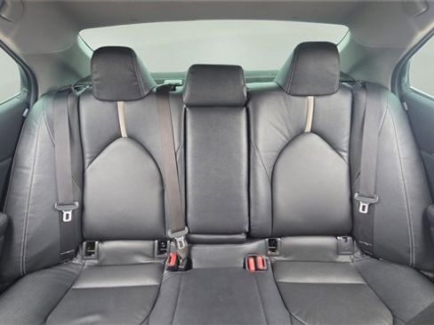 Used 2018 Toyota Camry XLE image 13