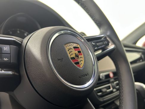 Used 2025 Porsche Macan AWD/4WD image 17