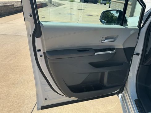 Used 2024 Toyota Sienna XLE w/ XLE Plus Package AWD/4WD image 7