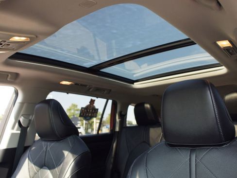 Used 2024 Toyota Highlander Platinum image 6